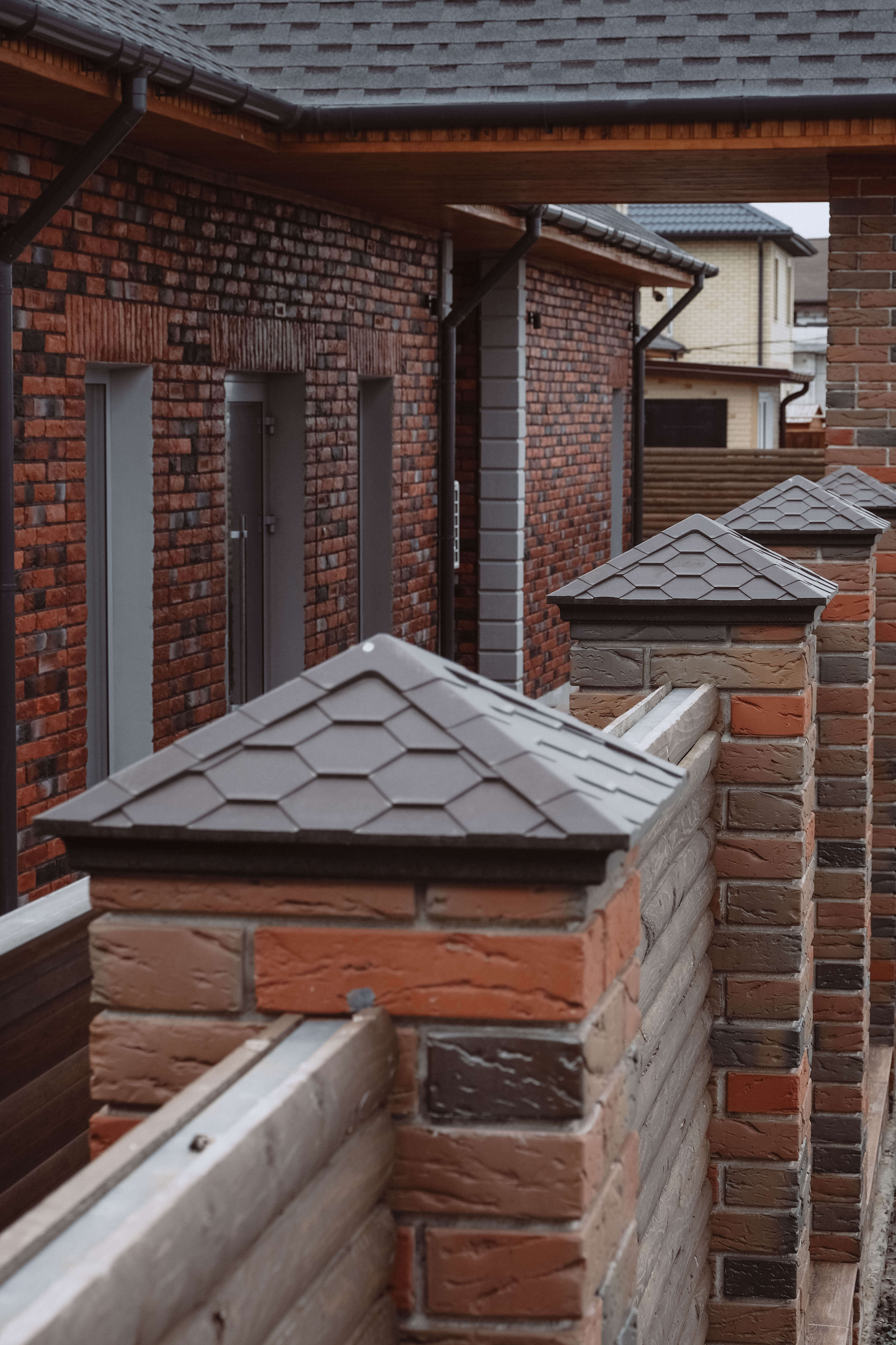 Колпак Zking Эверест Коричневый на столб 1.5х1.5 кирпича (390х390мм) в Минске фото